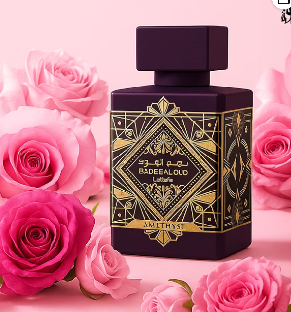Flacon Bade’e Al Oud Amethyst de Lattafa entouré de roses